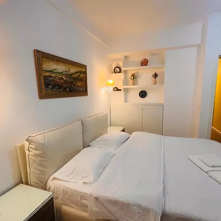 Modern By Lina-komuna E Parisit Apartment