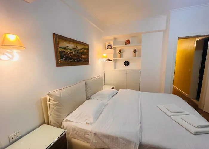 Modern By Lina-komuna E Parisit Apartment